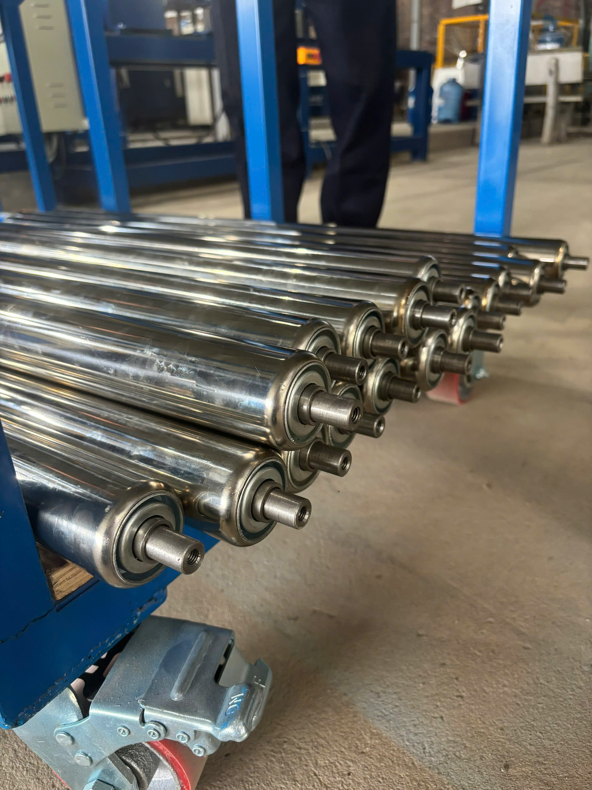 Gia công con lăn thép theo yêu cầu