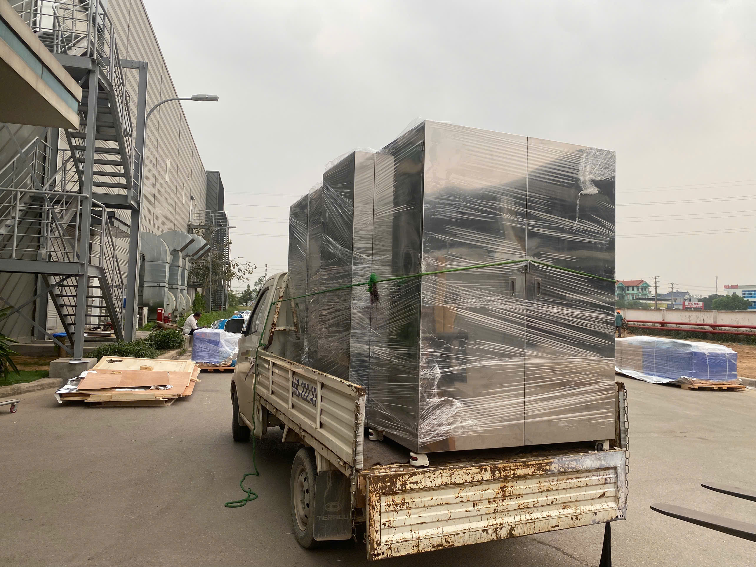 Bàn Giao 35 Tủ Đồ Inox 304 Tại KCN Bá Thiện