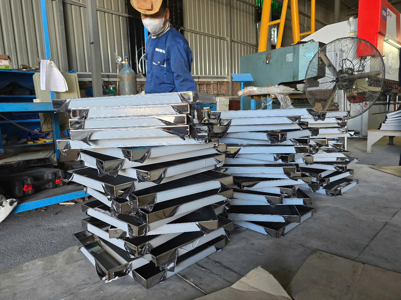 Dự án gia công 150 mặt bàn inox gấp mép cho khách hàng tại KCN Phú Hà, Phú Thọ