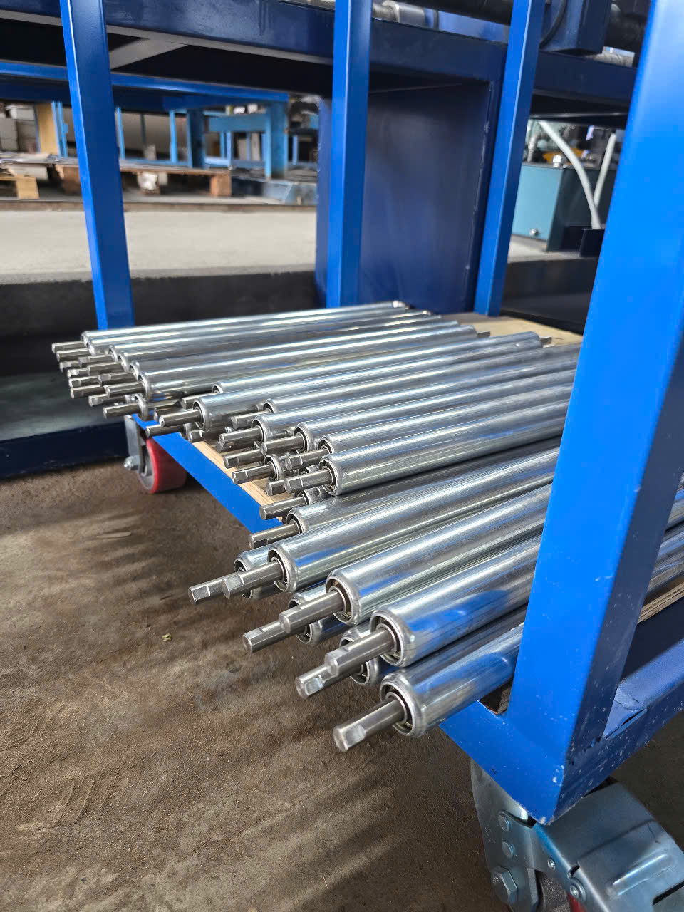 Cấu tạo con lăn băng tải gồm ống trục và vòng bi