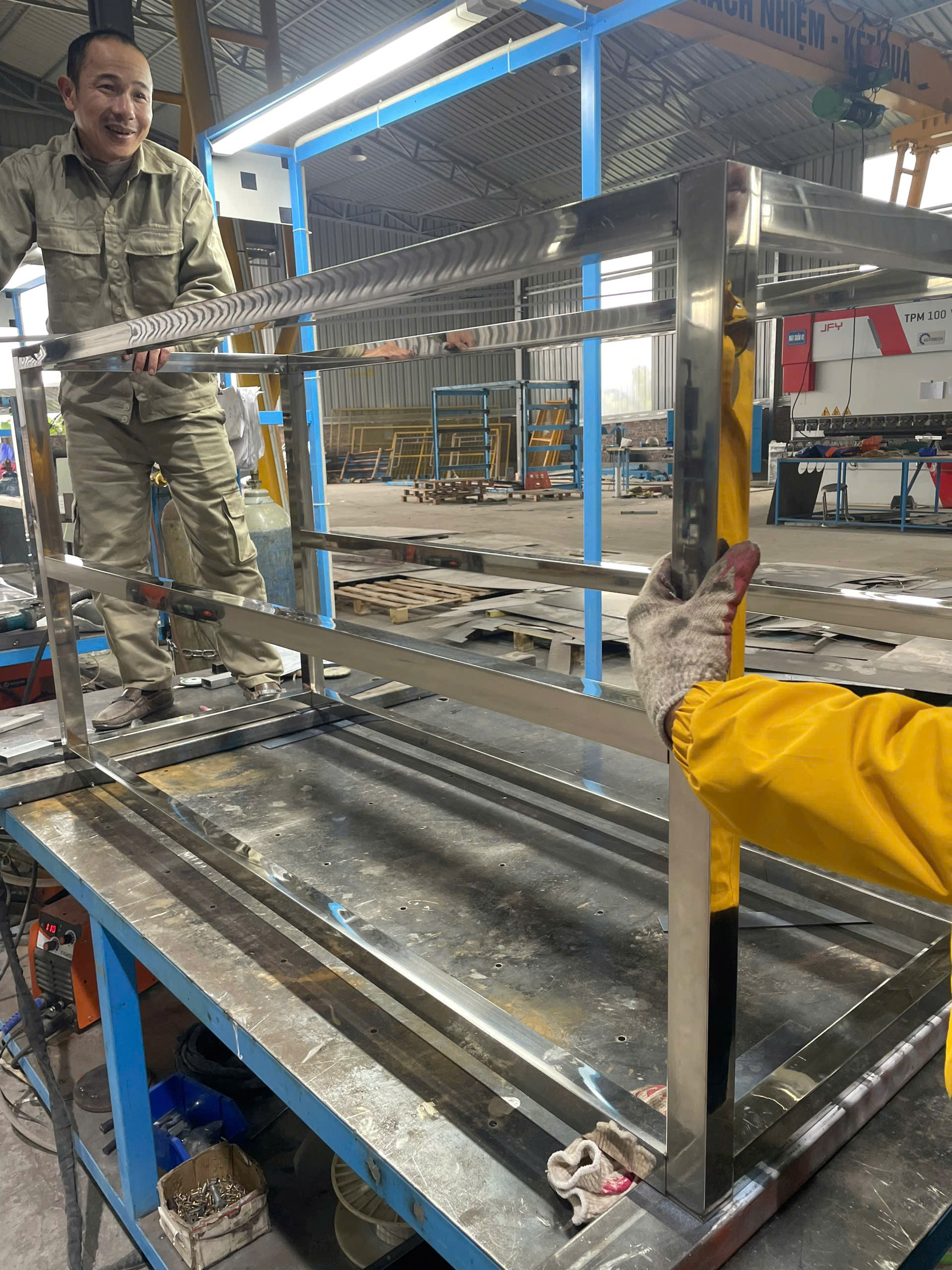 Bàn Thao Tác Inox 304 Cho Công Ty Điện Tử Tại KCN Bá Thiện