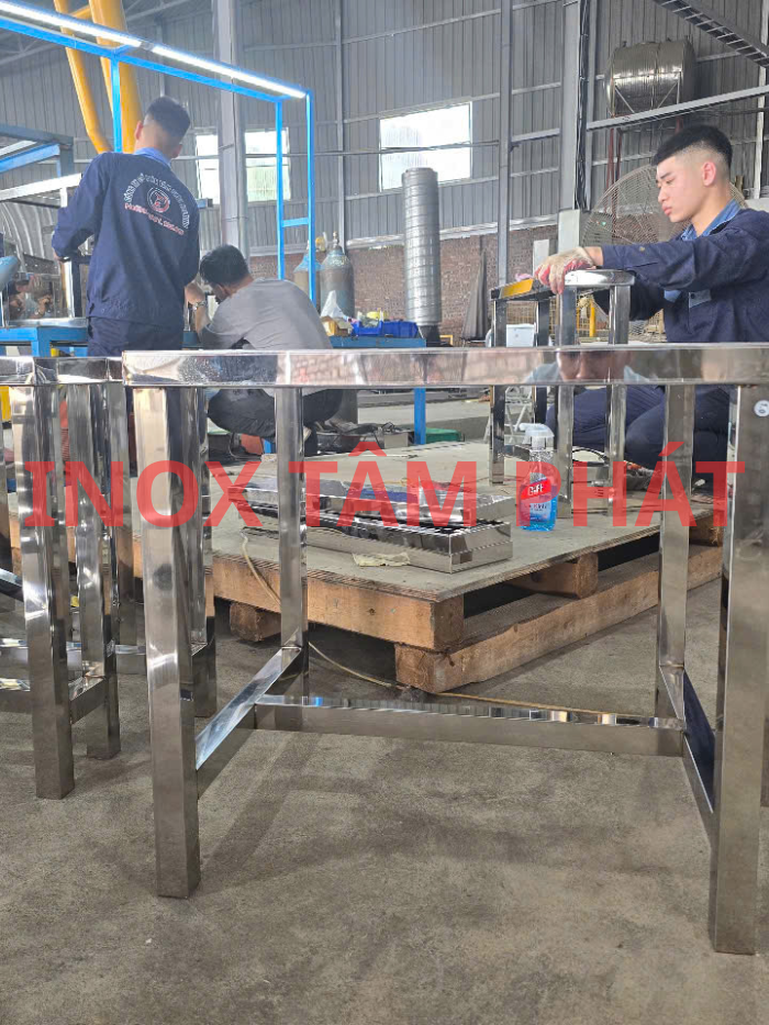 Bàn thao tác inox đục lỗ phòng sạch