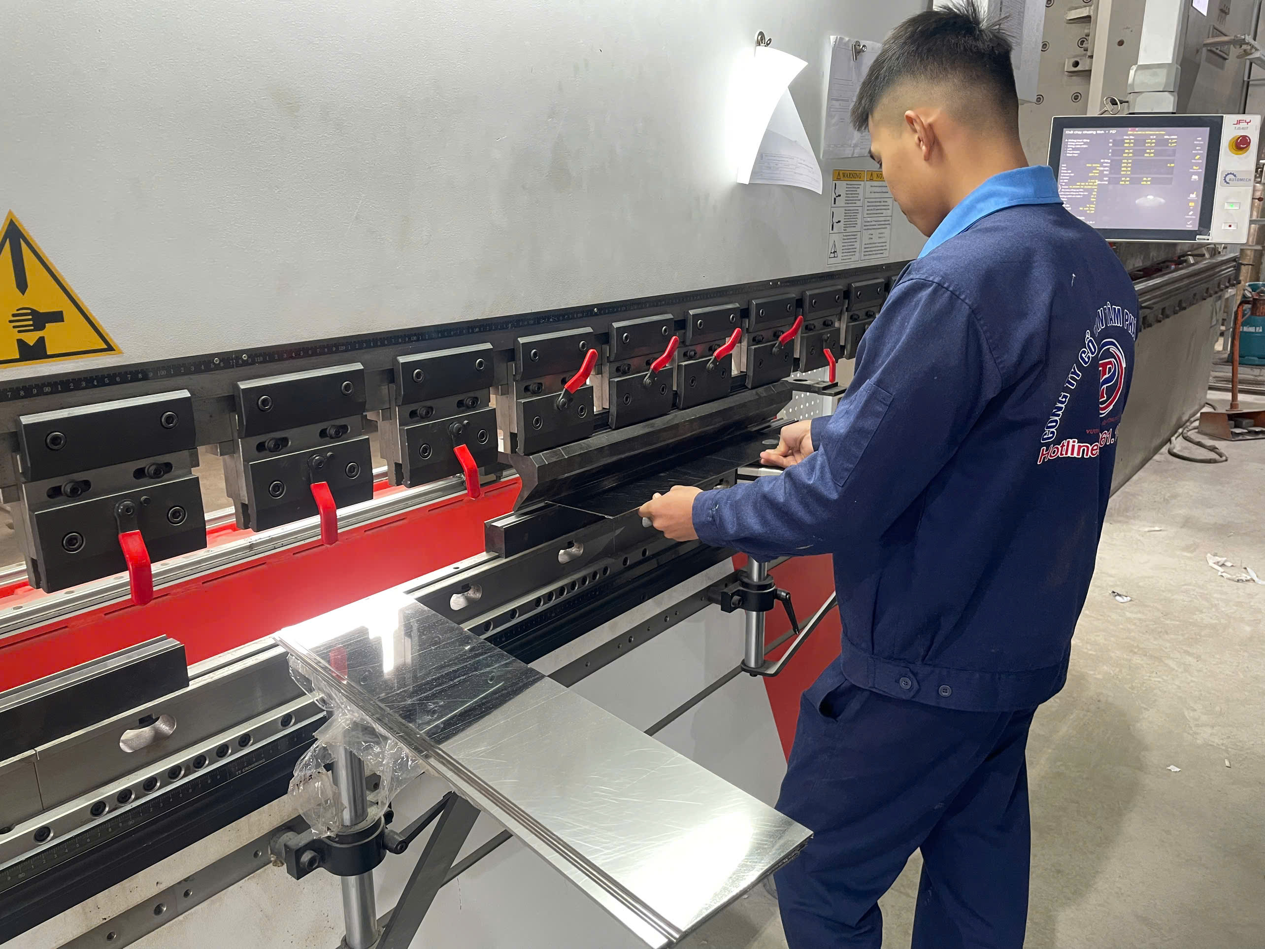 Bàn thao tác phòng sạch được gia công trên máy CNC