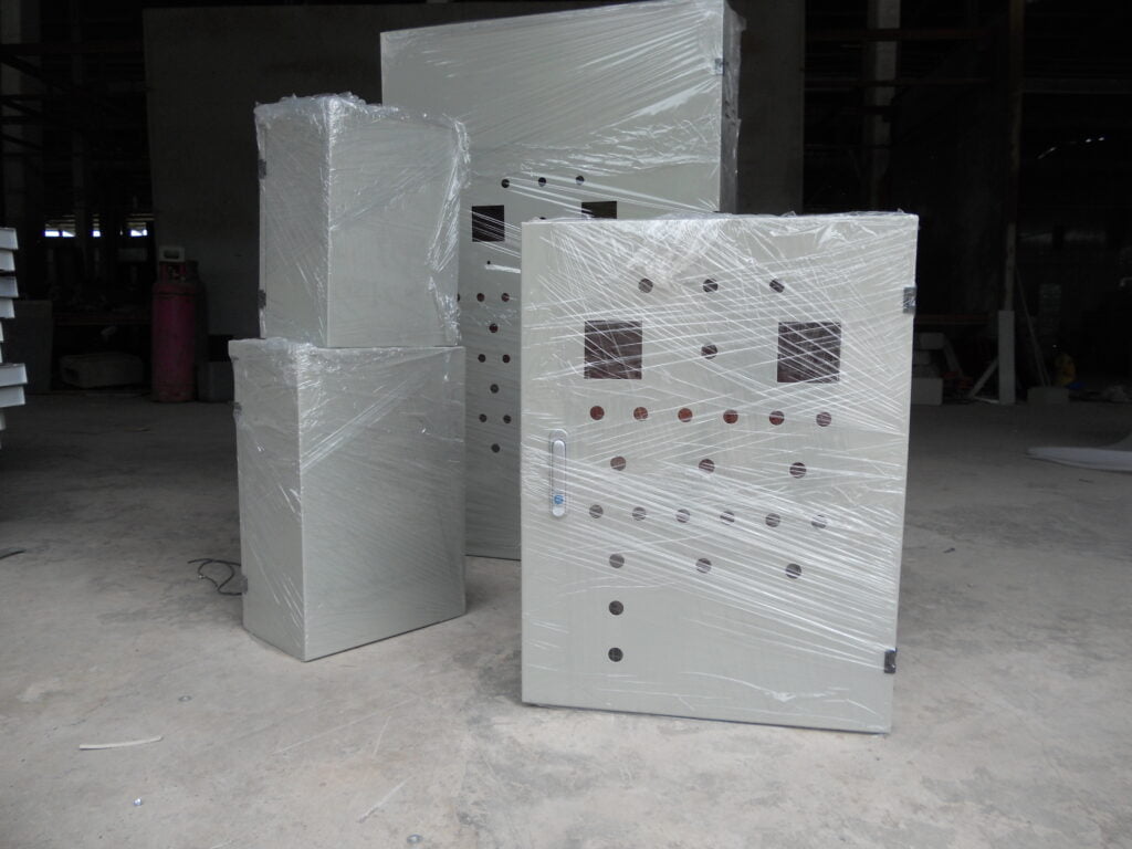 So Sánh Vỏ Tủ Điện Inox & Thép