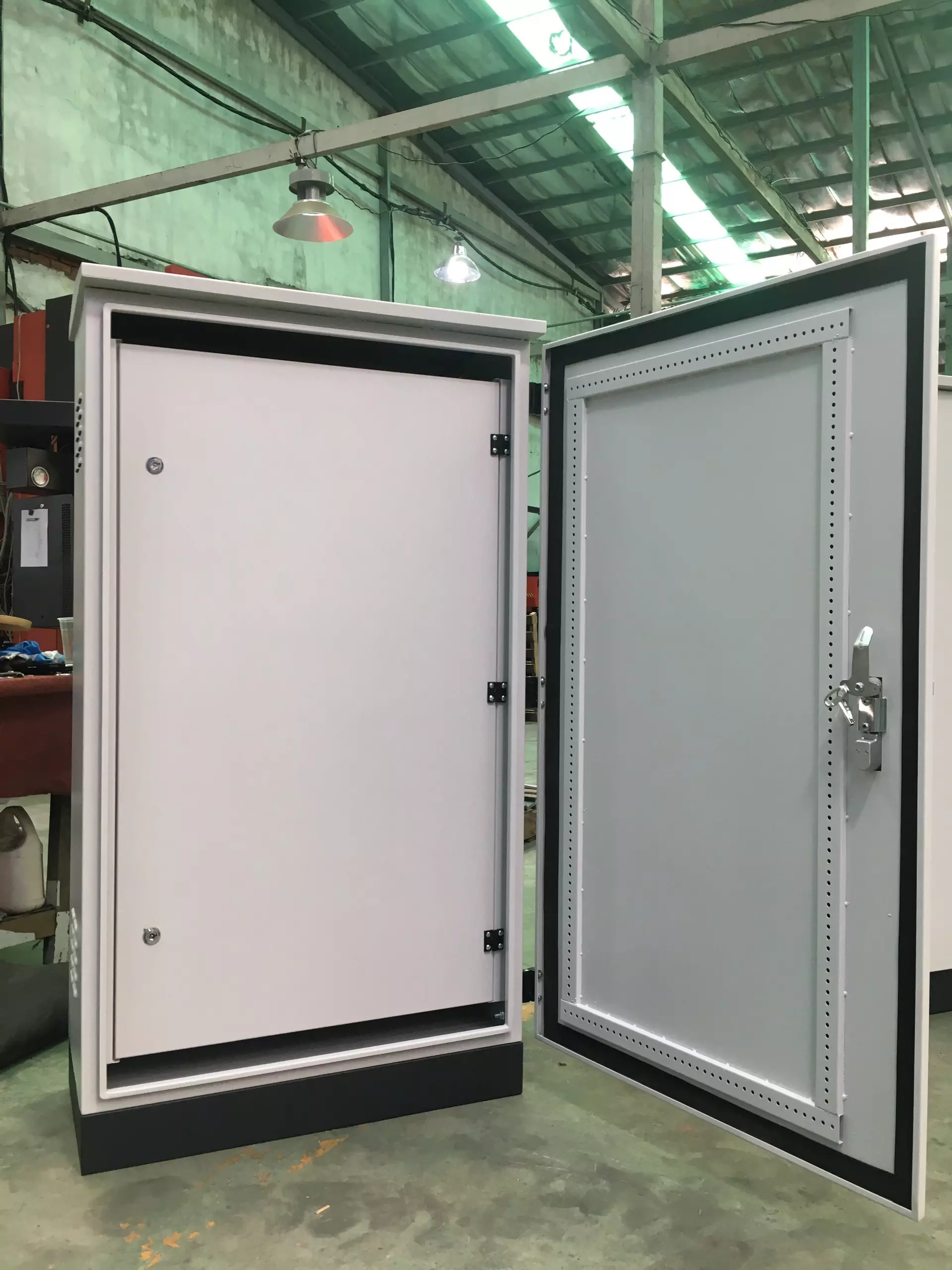 So Sánh Vỏ Tủ Điện Inox & Thép